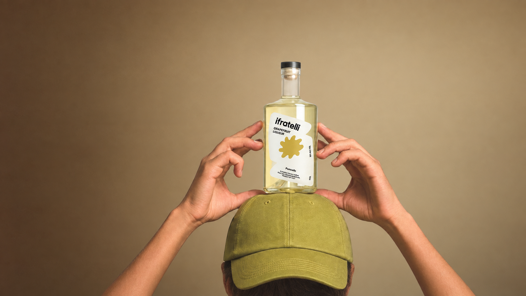 Een scherpe productfoto van Pomcello met het correcte opschrift Grapefruit Liqueur